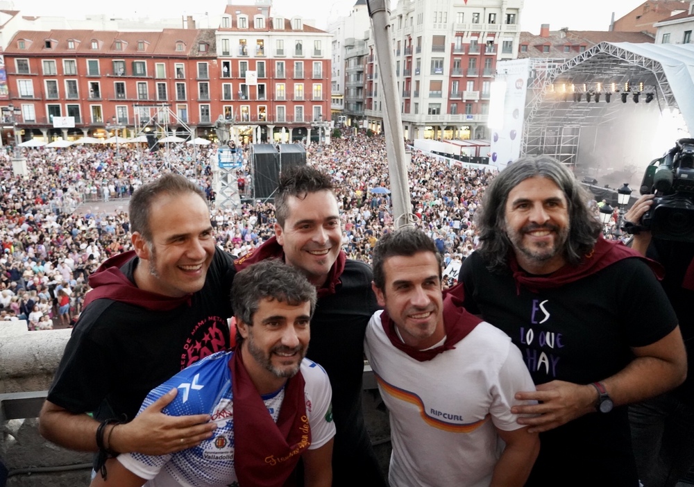 J.J. Vaquero, Quique Matilla, Alex Clavero, Fran 'El Chavo' y Roberto Chapu ofrecen el Pregón de las Ferias y Fiestas de Nuestra Señora de San Lorenzo, bajo el título de 'Humor de Protección Oficial'.  / LETICIA PÉREZ (ICAL)