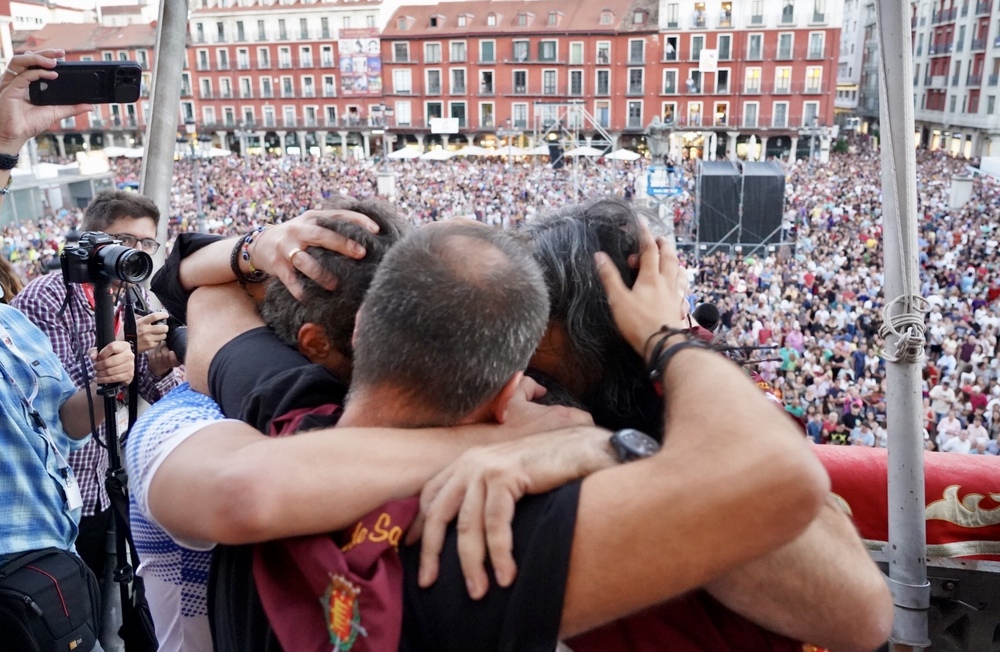 J.J. Vaquero, Quique Matilla, Alex Clavero, Fran 'El Chavo' y Roberto Chapu ofrecen el Pregón de las Ferias y Fiestas de Nuestra Señora de San Lorenzo, bajo el título de 'Humor de Protección Oficial'.  / LETICIA PÉREZ (ICAL)