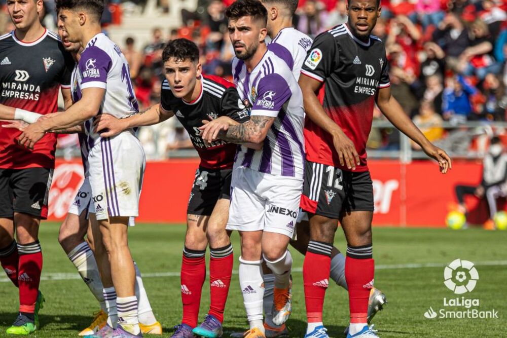 Monchu, en el Mirandés-Real Valladolid de abril de 2022.  / LALIGA