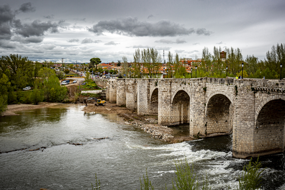 Obras que se están efectuando en el puente medieval de Cabezón de Pisuerga. 