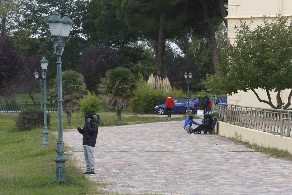 Un grupo de los 150 inmigrantes que se han trasladado al Balneario de Las Salinas en Medina  / J.T.