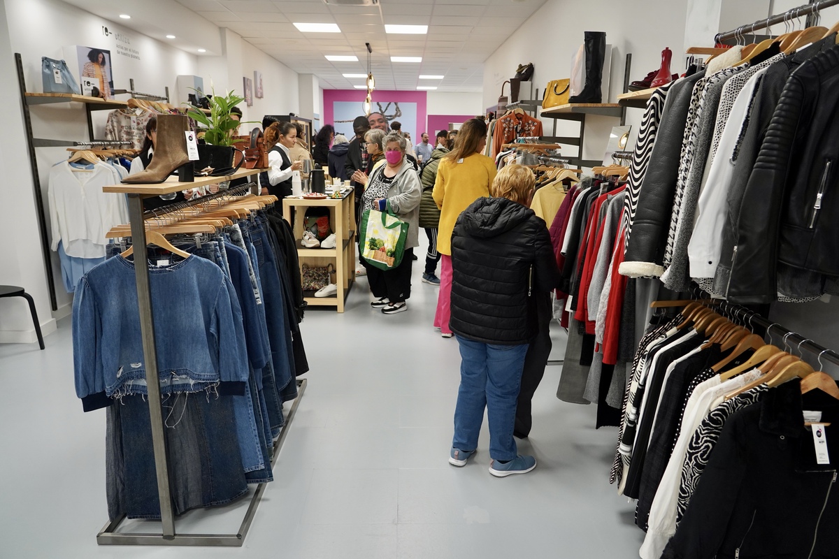 Nueva tienda de la cadena Moda re- de Caritas en Valladolid.  / MIRIAM CHACÓN / ICAL