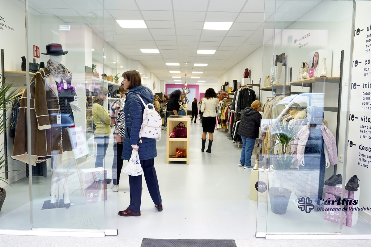 Nueva tienda de la cadena Moda re- de Caritas en Valladolid.  / MIRIAM CHACÓN / ICAL