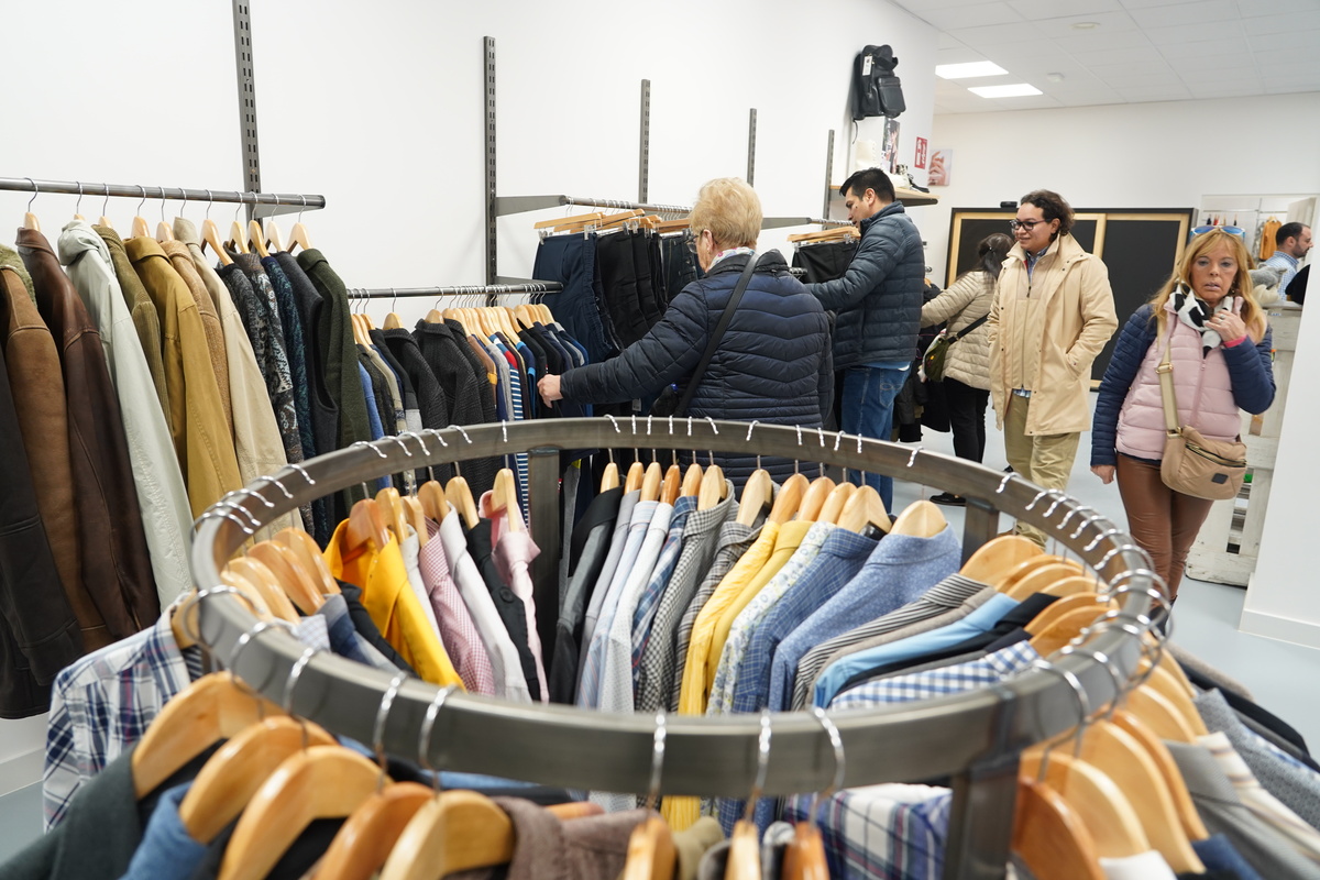 Nueva tienda de la cadena Moda re- de Caritas en Valladolid.  / MIRIAM CHACÓN / ICAL