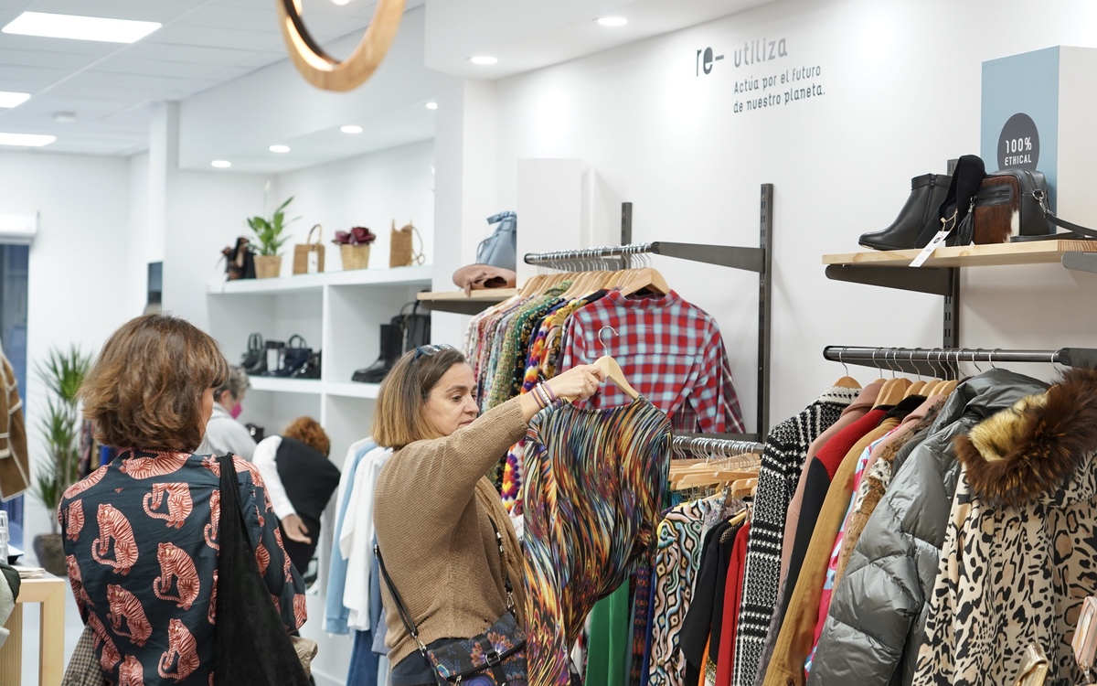 Nueva tienda de la cadena Moda re- de Caritas en Valladolid.  / MIRIAM CHACÓN / ICAL