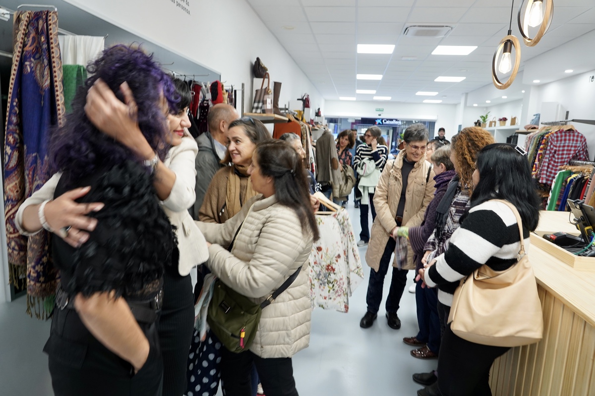 Nueva tienda de la cadena Moda re- de Caritas en Valladolid.  / MIRIAM CHACÓN / ICAL