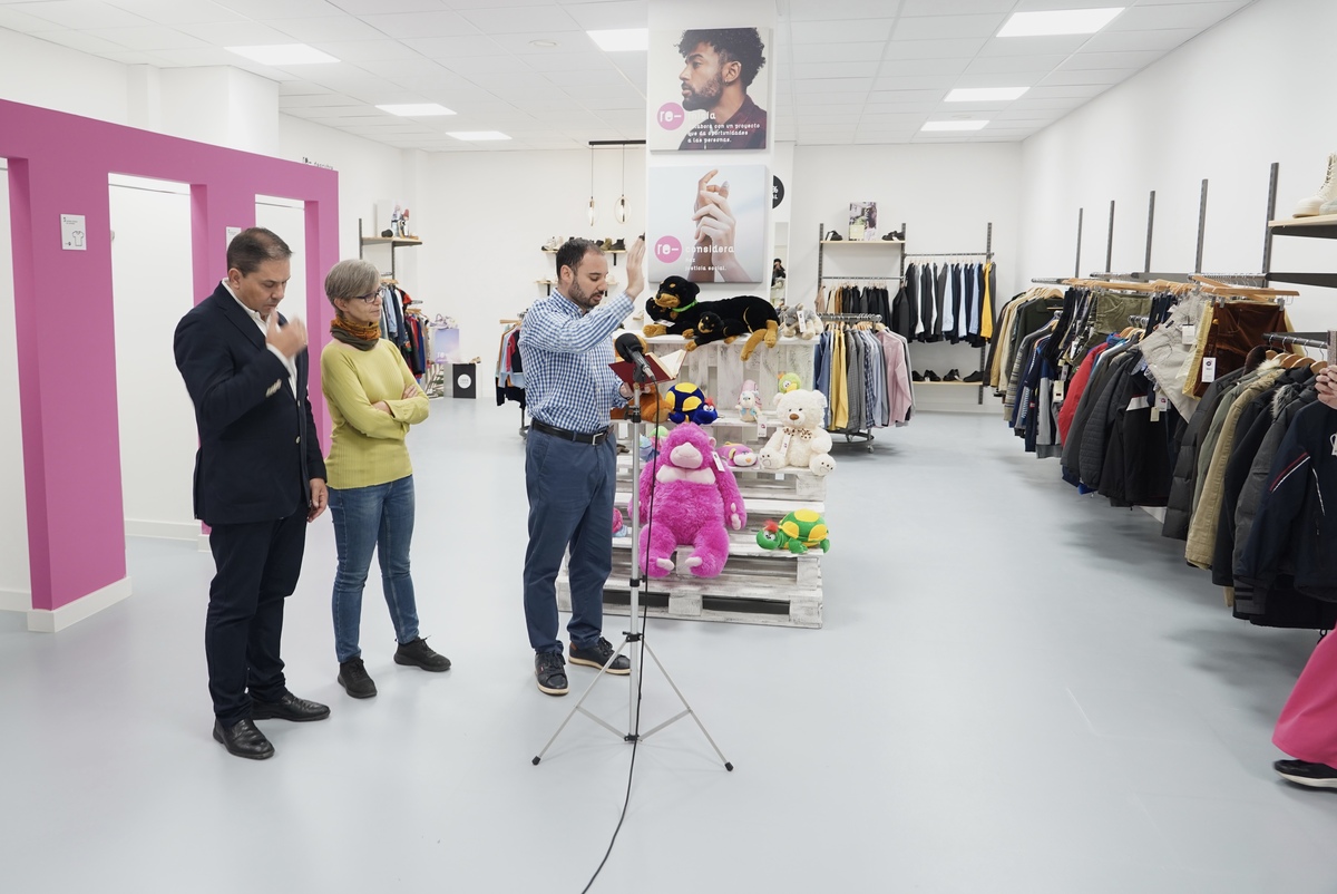 Nueva tienda de la cadena Moda re- de Caritas en Valladolid.  / MIRIAM CHACÓN / ICAL