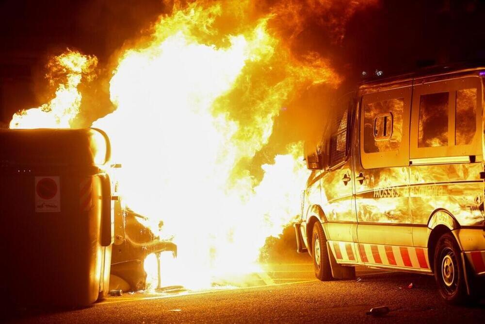 Imagen de archivo de varios contenedores incendiados durante la concentración convocada por los Comités de Defensa de la República (CDR) en la plaza Sant Jaume de Barcelona, con motivo del tercer aniversario del 1-O. 