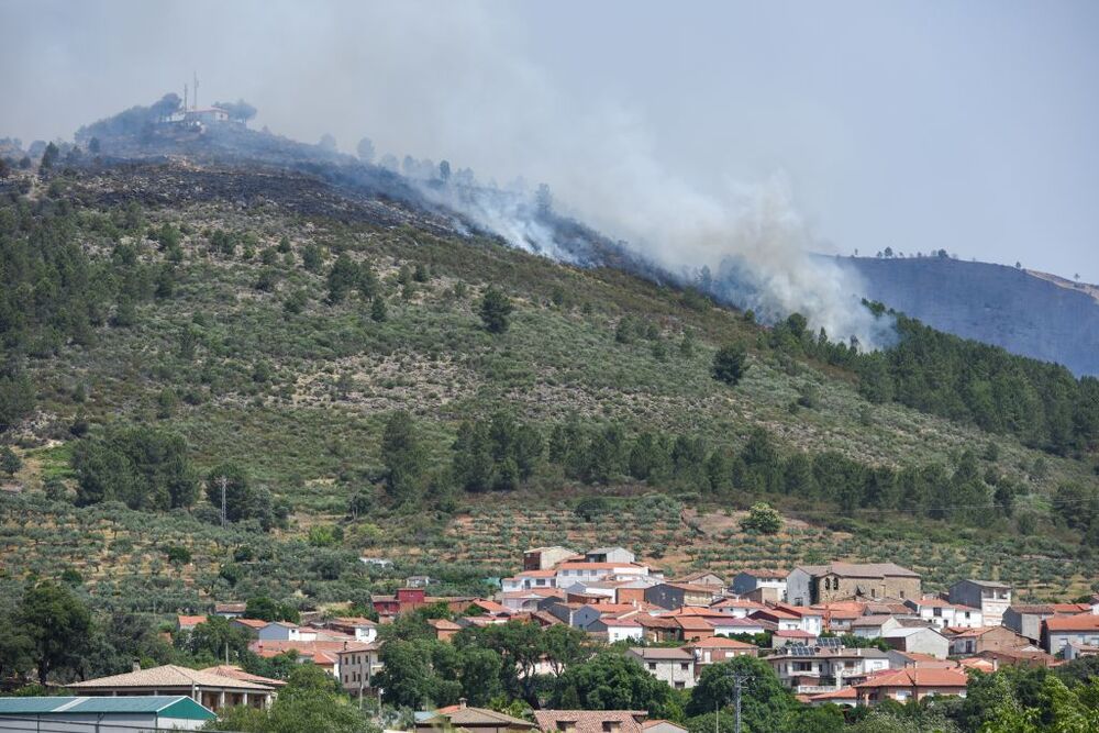Un incendio en Las Hurdes obliga a desalojar a 700 personas y salta a la sierra de Gata  / GUSTAVO VALIENTE