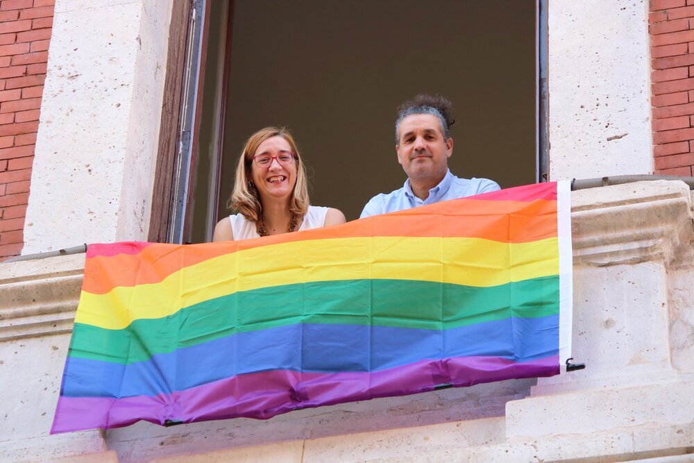 Los concejales de Valladolid Toma la Palabra posan con la bandera LGTBI+.