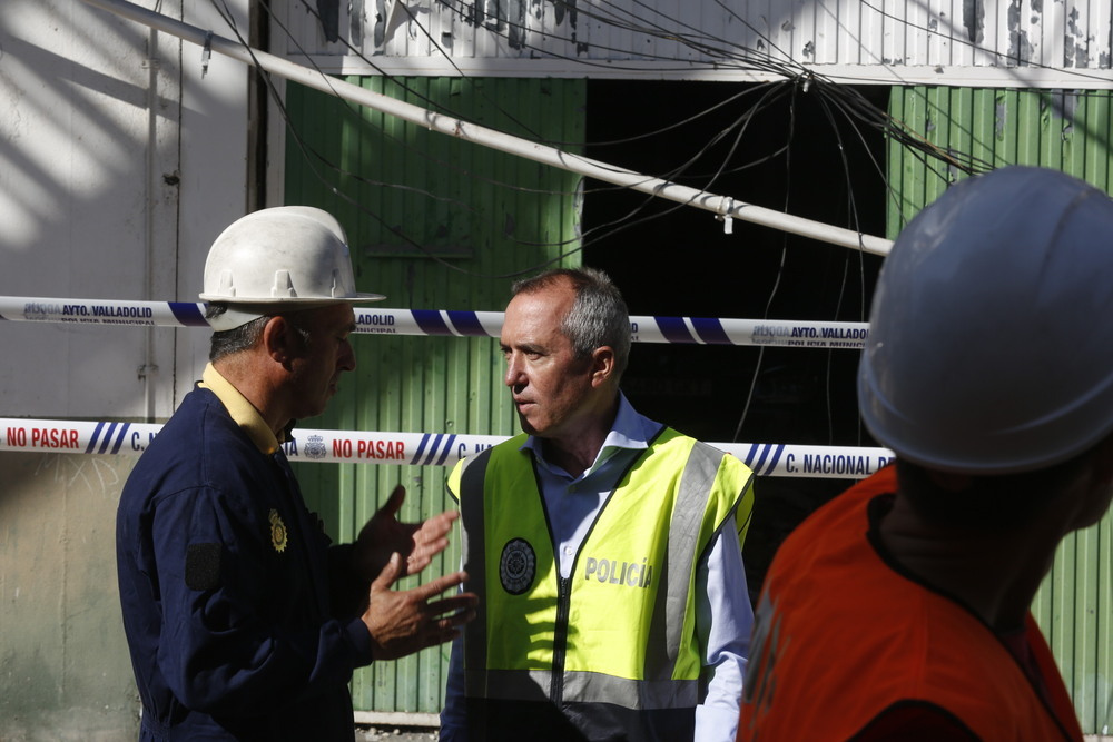 Zarandona, este miércoles en la calle Goya tras la explosión en un edificio.  / J.T.