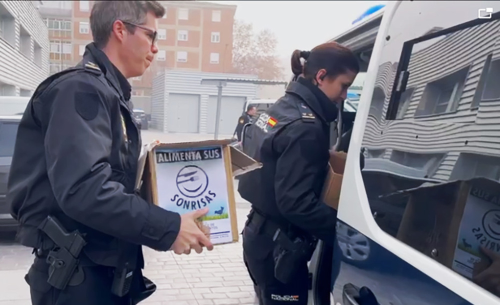 La Policía Nacional entrega alimentos y juguetes en sus dependencias de Valladolid.