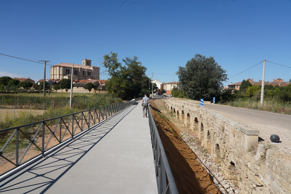 La consejera de Movilidad visita el itinerario peatonal alternativo a la VA-913 en Medina de Rioseco  / MIRIAM CHACÓN / ICAL