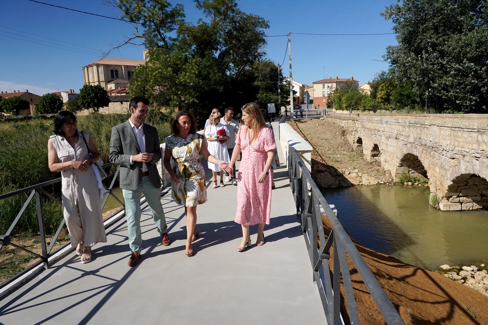 La consejera de Movilidad visita el itinerario peatonal alternativo a la VA-913 en Medina de Rioseco  / MIRIAM CHACÓN / ICAL