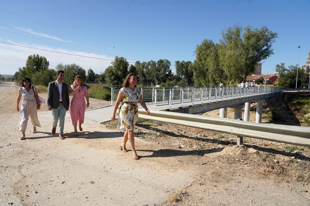 La consejera de Movilidad visita el itinerario peatonal alternativo a la VA-913 en Medina de Rioseco  / MIRIAM CHACÓN / ICAL