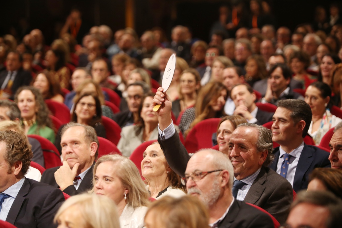 Subasta de capones de Cascajares celebrada en el Teatro Calderón de Valladolid.  / RUBÉN CACHO (ICAL)