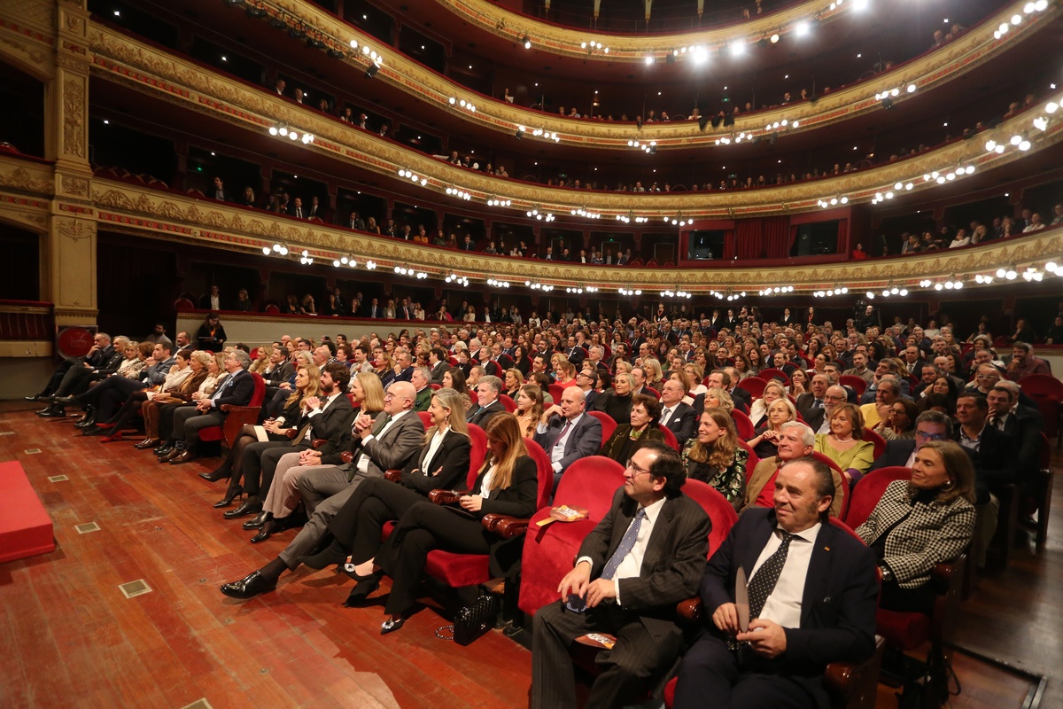 Subasta de capones de Cascajares celebrada en el Teatro Calderón de Valladolid.  / RUBÉN CACHO (ICAL)