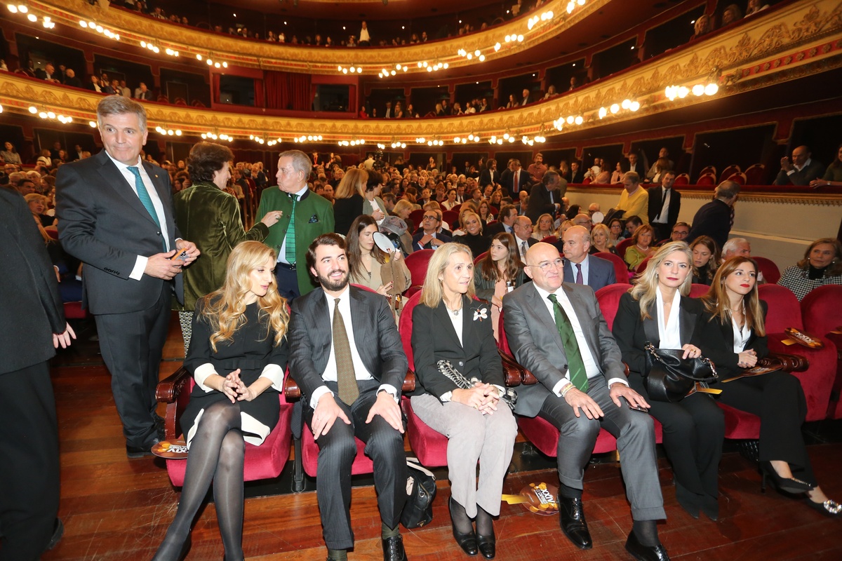 Subasta de capones de Cascajares celebrada en el Teatro Calderón de Valladolid.  / RUBÉN CACHO (ICAL)