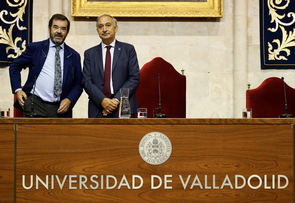 El presidente del Consejo General de Poder Judicial imparte la primera lección del curso a los nuevos estudiantes de Derecho de la UVa  / LETICIA PÉREZ / ICAL