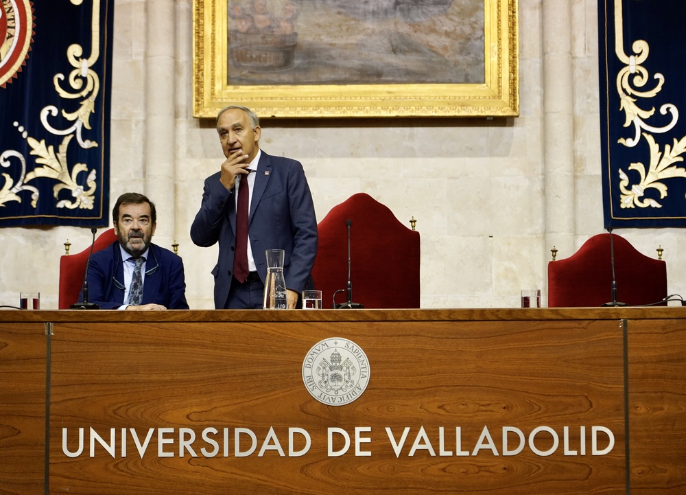 El presidente del Consejo General de Poder Judicial imparte la primera lección del curso a los nuevos estudiantes de Derecho de la UVa  / LETICIA PÉREZ / ICAL