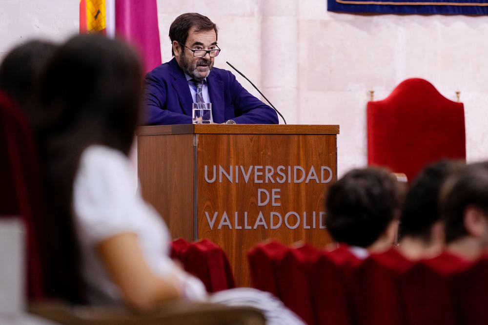 El presidente del Consejo General de Poder Judicial imparte la primera lección del curso a los nuevos estudiantes de Derecho de la UVa  / EFE