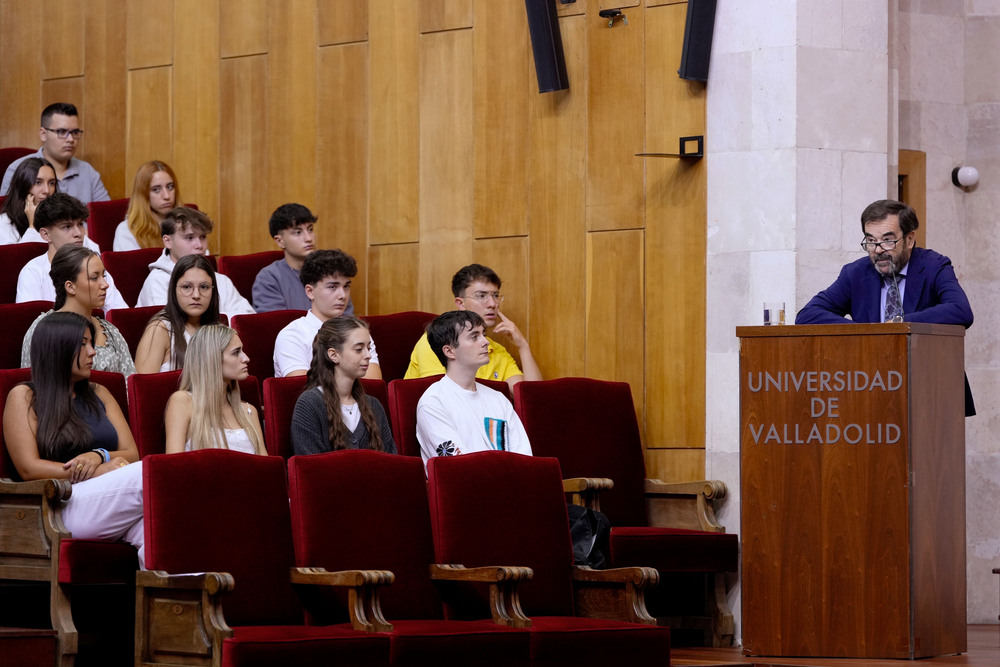 El presidente del Consejo General de Poder Judicial imparte la primera lección del curso a los nuevos estudiantes de Derecho de la UVa  / EFE