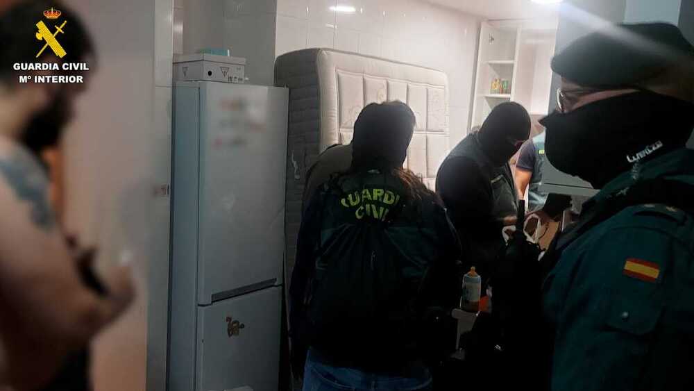 Operación contra una banda dedicada al asalto de viviendas.  / GUARDIA CIVIL