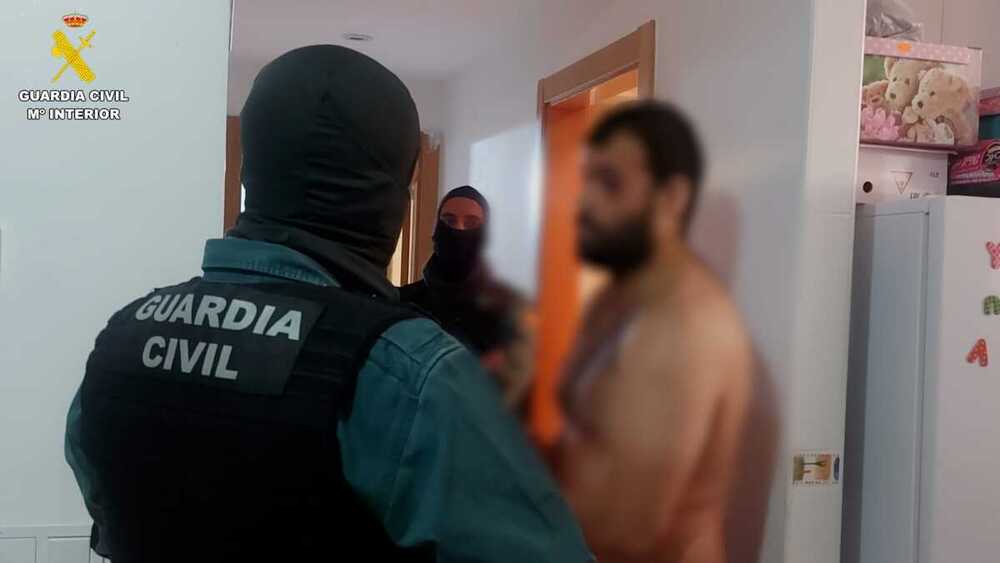 Operación contra una banda dedicada al asalto de viviendas.  / GUARDIA CIVIL