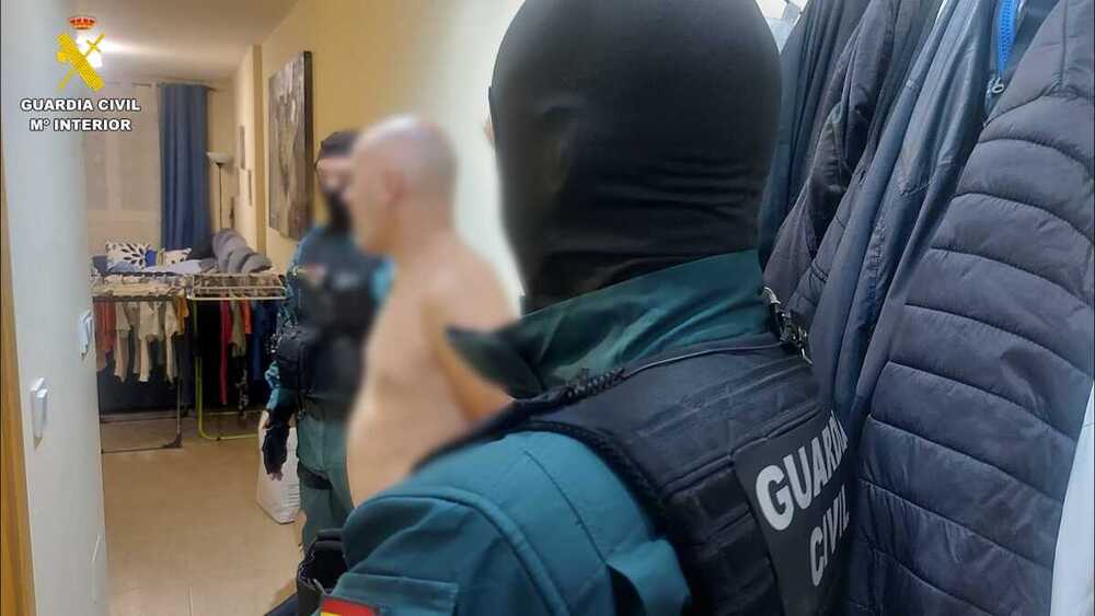 Operación contra una banda dedicada al asalto de viviendas.  / GUARDIA CIVIL