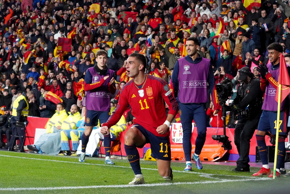 Partido de fútbol entre las selecciones de España y Georgia.  / MIRIAM CHACÓN / ICAL