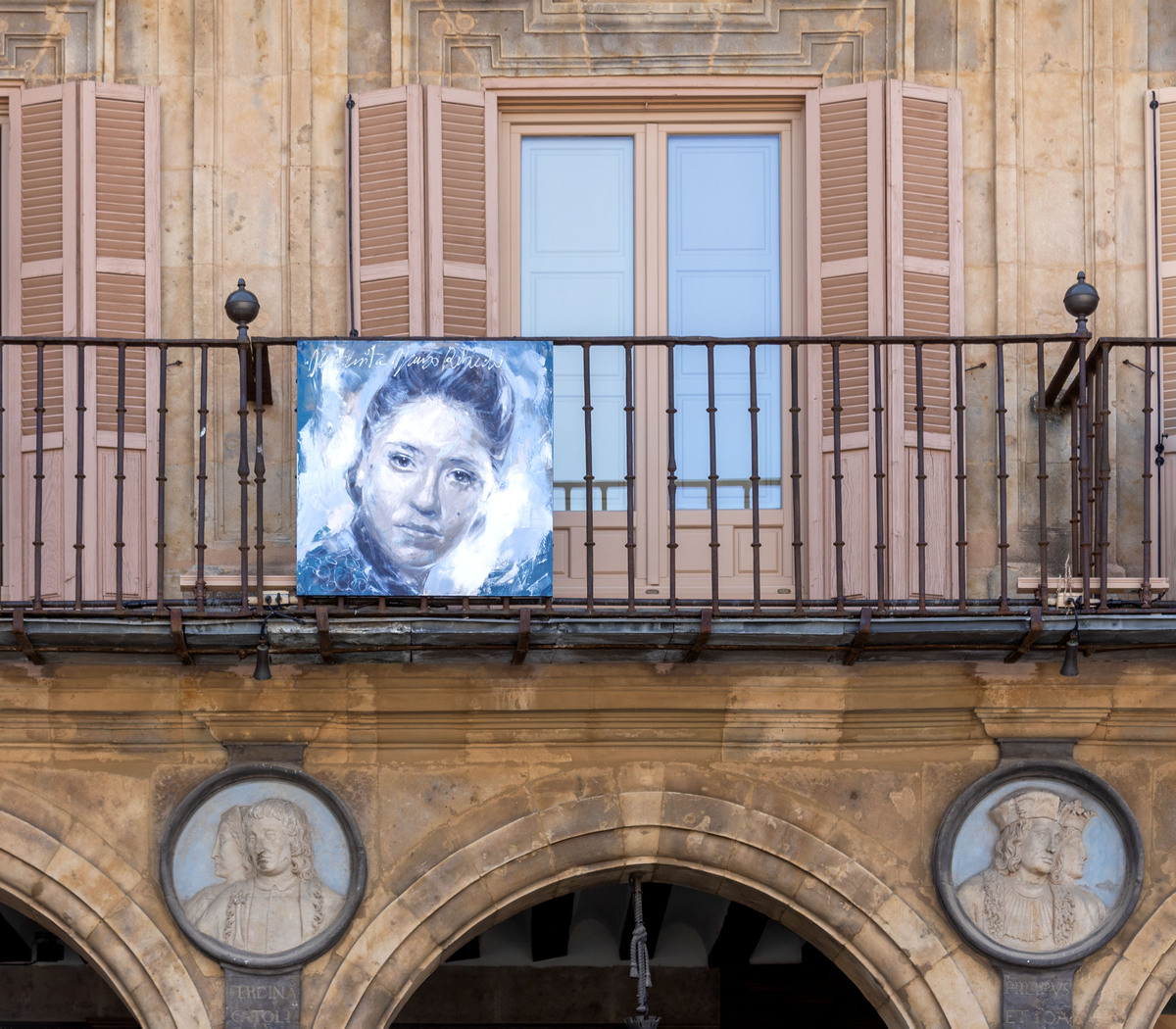 Retrato de Margarita Manso realizado por Florencio Maíllo para la exposición ‘Folklorquiando Retrato’, dedicada a Lorca, que pudo verse en junio de 2023 en la Plaza Mayor de Salamanca para conmemorar el 125 aniversario del nacimiento del poeta granad  / SUSANA MARTÍN (ICAL)