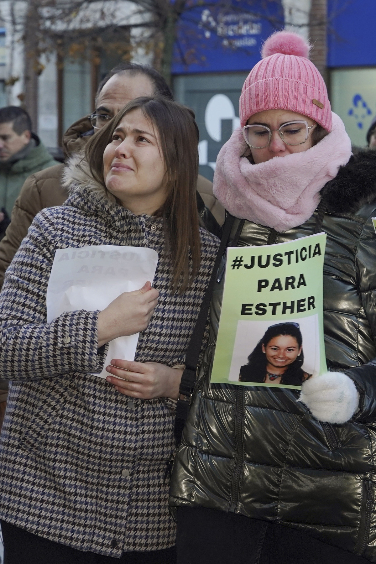 Un grupo de personas pide justicia para Esther López a la puerta del Juzgado  / NACHO GALLEGO