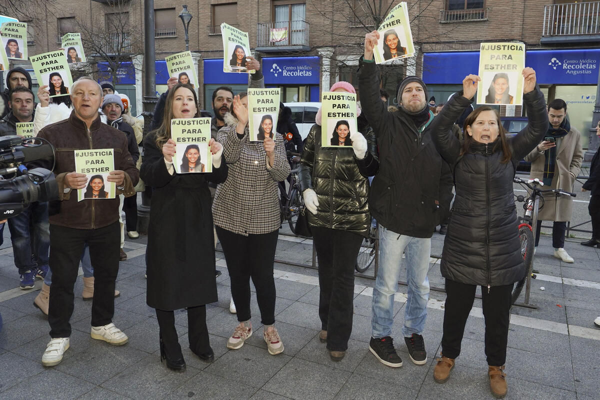 Un grupo de personas pide justicia para Esther López a la puerta del Juzgado  / NACHO GALLEGO