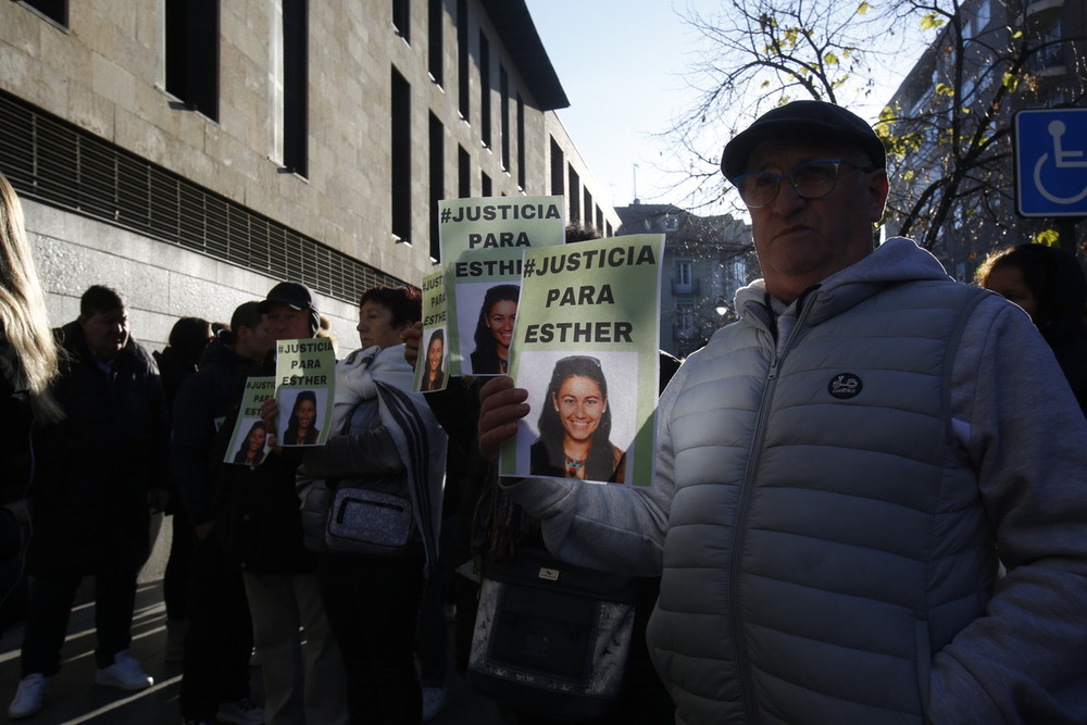 Familiares y vecinos reclaman justicia para Esther López  / JONATHAN TAJES