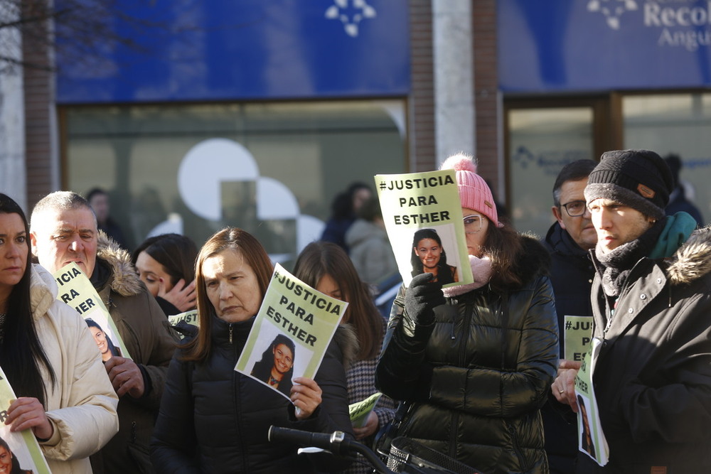 Familiares y vecinos reclaman justicia para Esther López  / JONATHAN TAJES