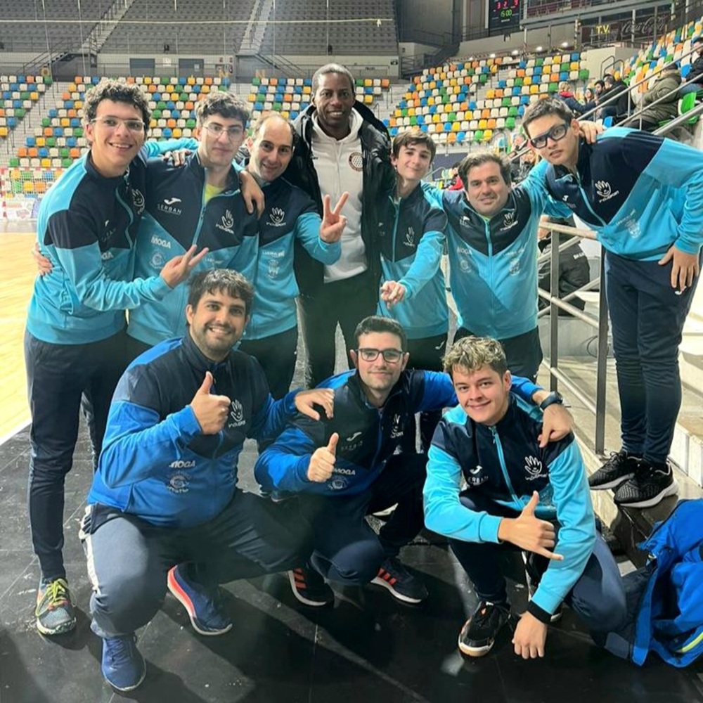 Los jugadores de Inclusport con Julio Fis en el II Torneo Nacional Balonmano Inclusivo de Ciudad Real.