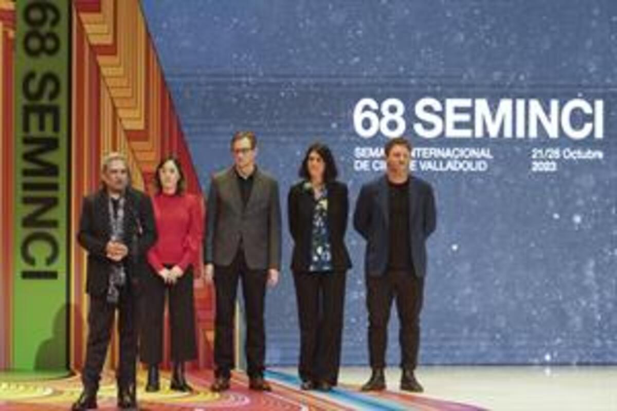 El cineasta hindú Pan Nalin (i), junto al resto de los miembros del jurado internacional, durante la gala de inauguración de la 68 edición de la SEMINCI., este sábado en Valladolid.   / EFE