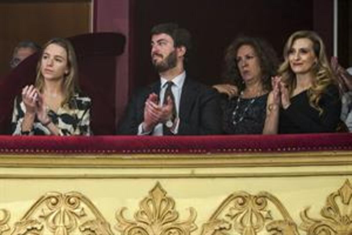 El vicepresidente de la Junta de Castilla y León, Juan García Gallardo-Frings (c), acude junto a su esposa, Teresa Silvestre (i), y a la viceconsejera de Cultura, Mar Sancho (d), a la gala de inauguración de la 68 edición de la SEMINCI.  / EFE.