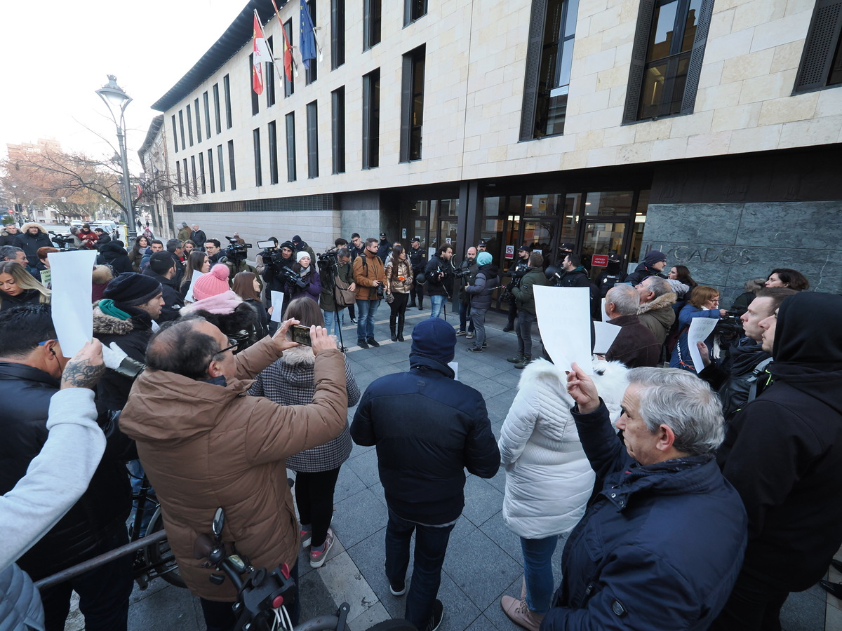 Protesta ante los juzgados por la declaración del principal sospechoso del asesinato de Esther López  / R.VALTERO / ICAL