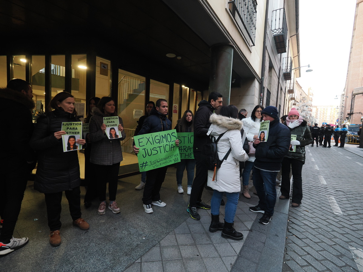 Protesta ante los juzgados por la declaración del principal sospechoso del asesinato de Esther López  / R.VALTERO / ICAL