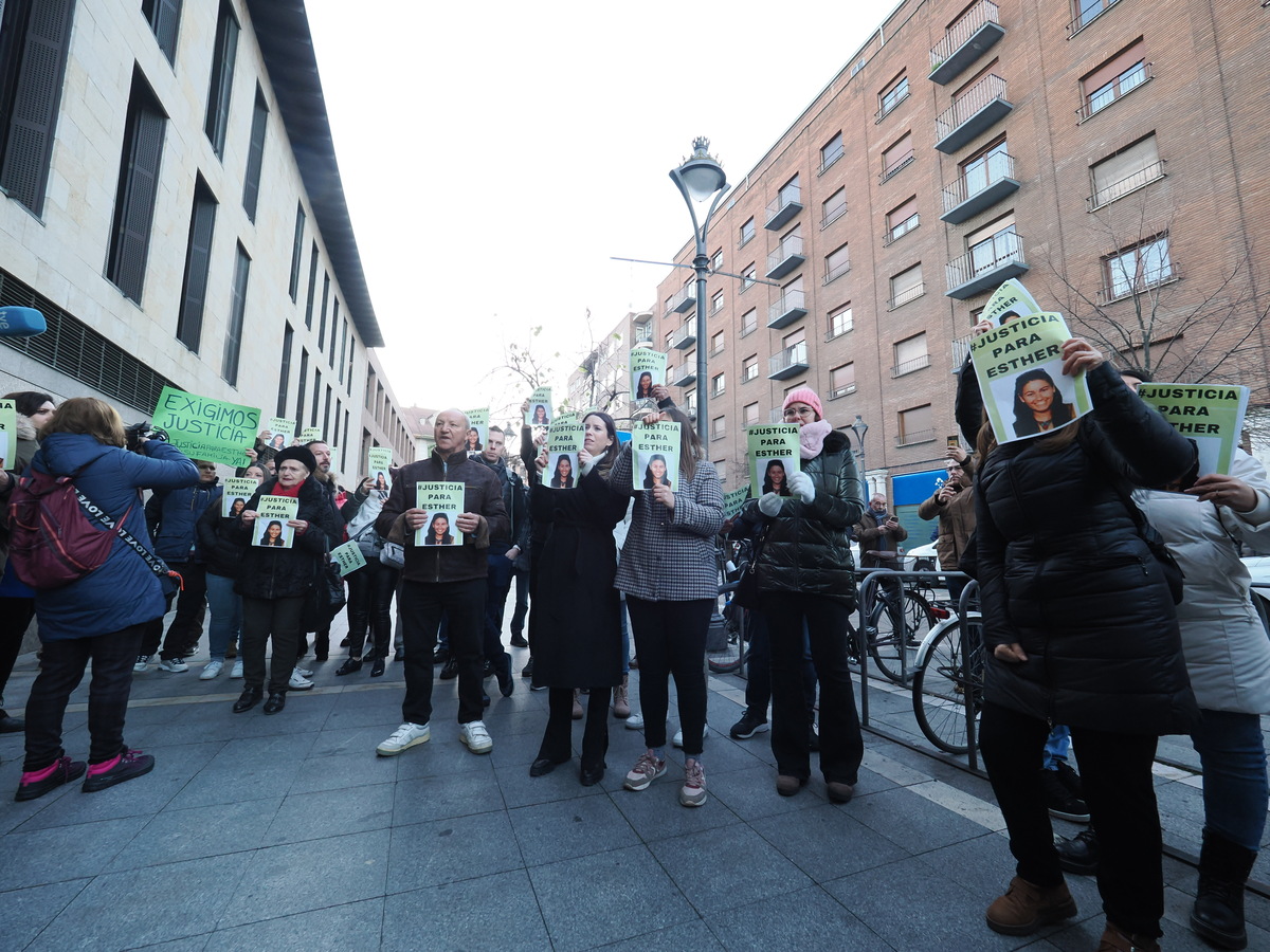 Protesta ante los juzgados por la declaración del principal sospechoso del asesinato de Esther López  / R.VALTERO / ICAL