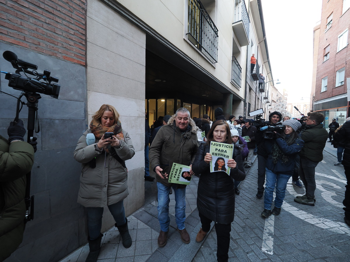 Protesta ante los juzgados por la declaración del principal sospechoso del asesinato de Esther López  / R.VALTERO / ICAL