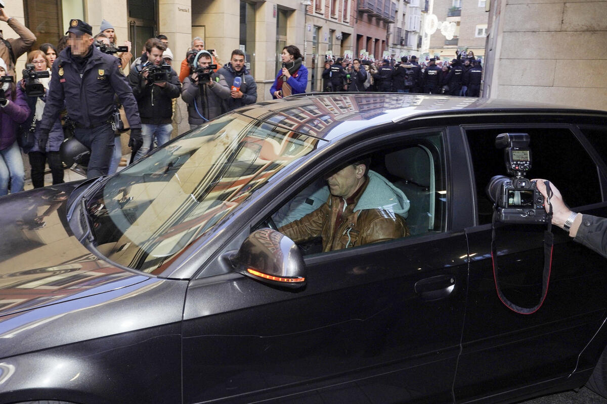 Óscar S., el único investigado por la muerte de la joven Esther López en enero de 2022 en la localidad de Traspinedo (Valladolid), sale en un coche camuflado de la Policía Nacional tras su declaración este viernes en los juzgados de Valladolid.  / EFE/NACHO GALLEGO