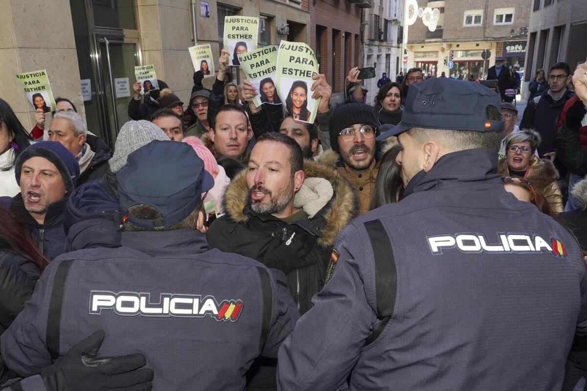 La jueza que instruye el caso por la muerte violenta de Esther López ha establecido libertad para el investigado Óscar S.M. tras su declaración este viernes en los juzgados de Valladolid y le ha establecido medidas cautelares.  / EFE/NACHO GALLEGO