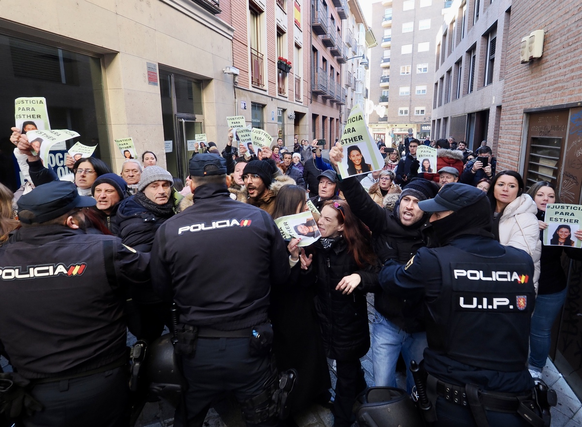 Protesta durante la salida de los juzgados del coche con el principal sospechoso del asesinato de Esther López.  / R. VALTERO / ICAL