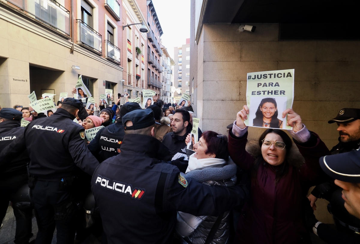 Protesta durante la salida de los juzgados del coche con el principal sospechoso del asesinato de Esther López.  / R. VALTERO / ICAL