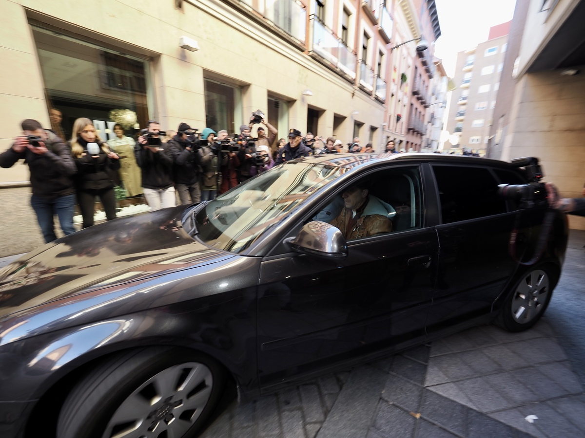 Protesta durante la salida de los juzgados del coche con el principal sospechoso del asesinato de Esther López.  / R. VALTERO / ICAL