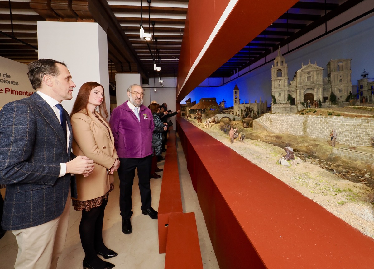 El presidente de la Diputación presenta el Belén Bíblico Monumental del Palacio de Pimentel.