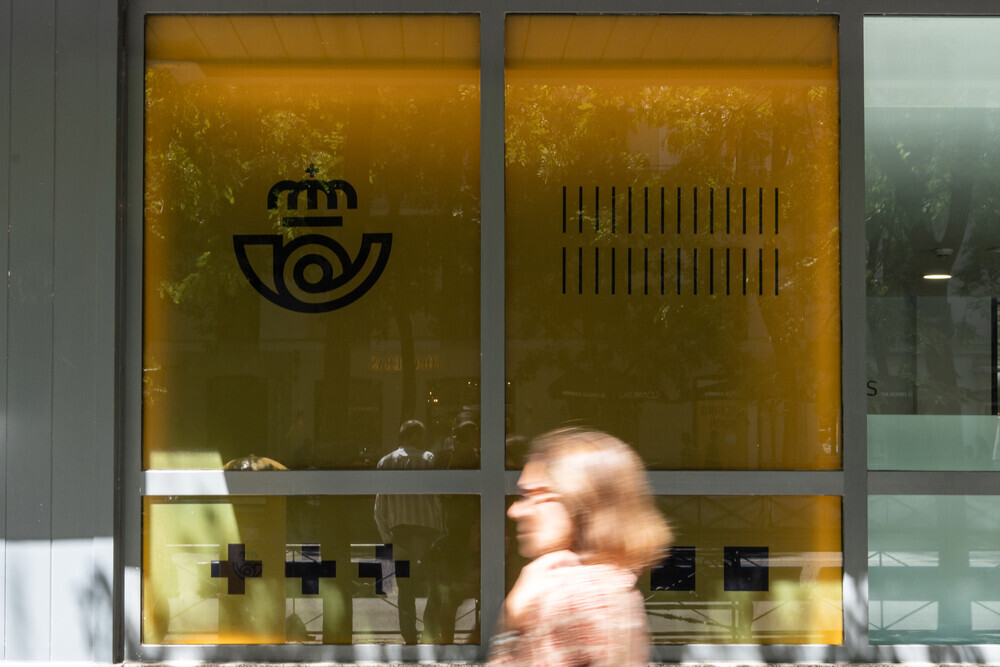 Fachada de una oficina de correos, a 13 de julio de 2023, en Madrid.