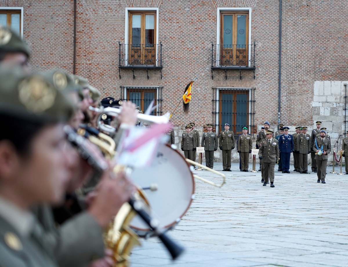 Arriado solemne de bandera en el Palacio Real de Valladolid.  / MIRIAM CHACÓN / ICAL